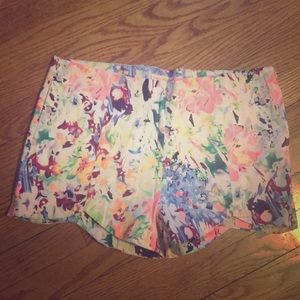 Watercolor print scalloped edge shorts.